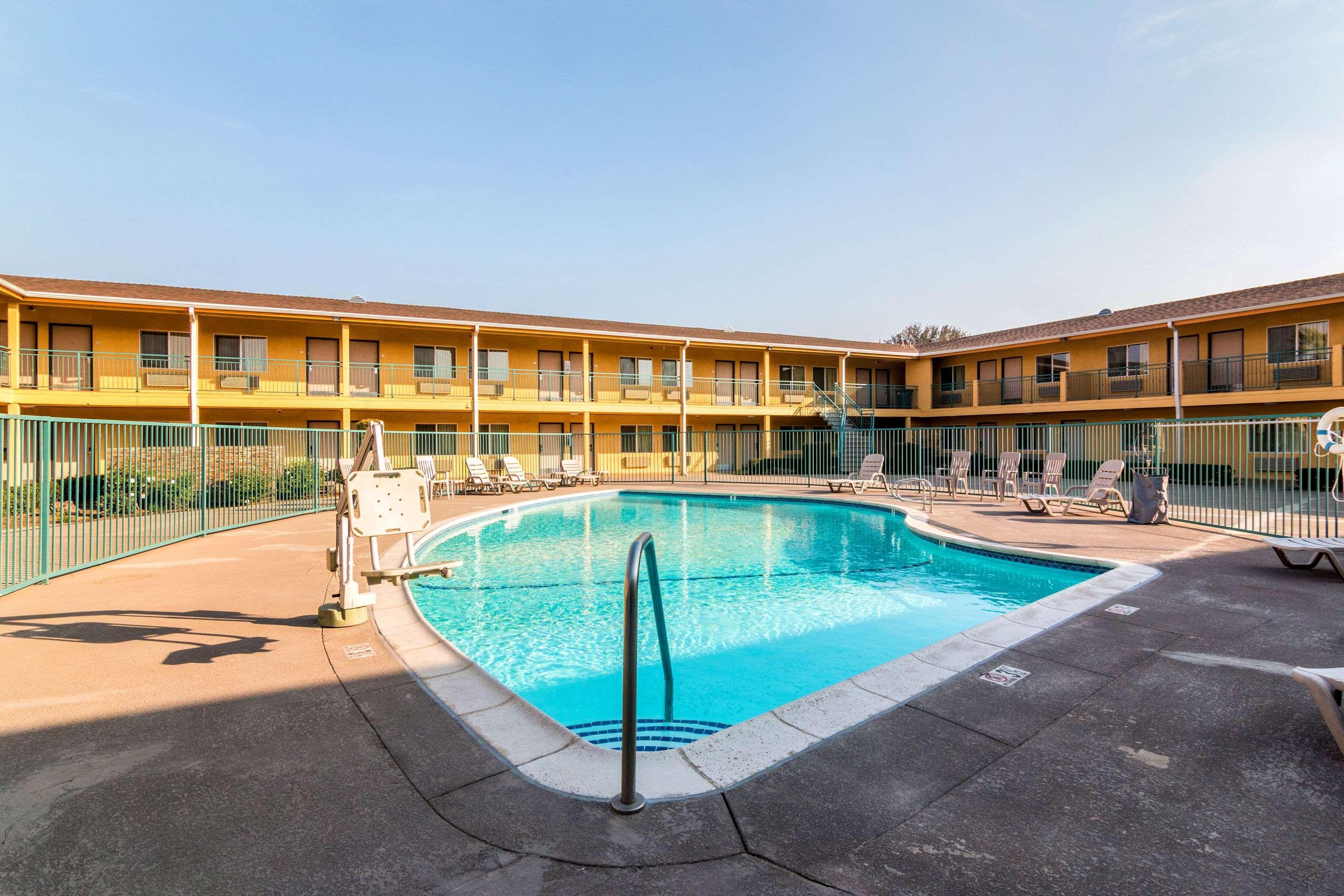 Quality Inn & Suites Near Downtown Bakersfield Exterior photo