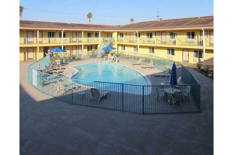 Quality Inn & Suites Near Downtown Bakersfield Exterior photo