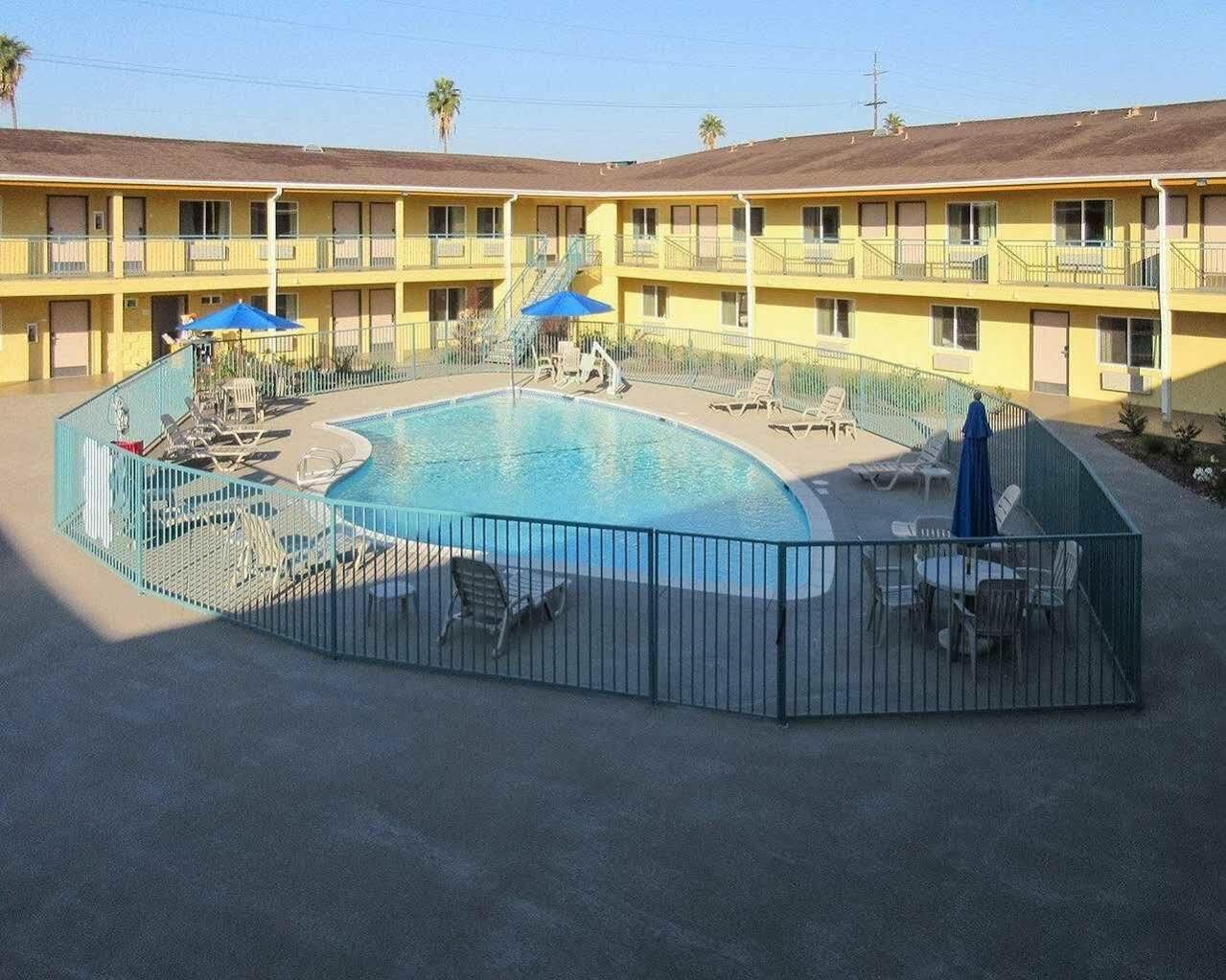 Quality Inn & Suites Near Downtown Bakersfield Exterior photo